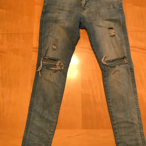 Represent clothing distressed light wash jeans - Picture 2 of 4